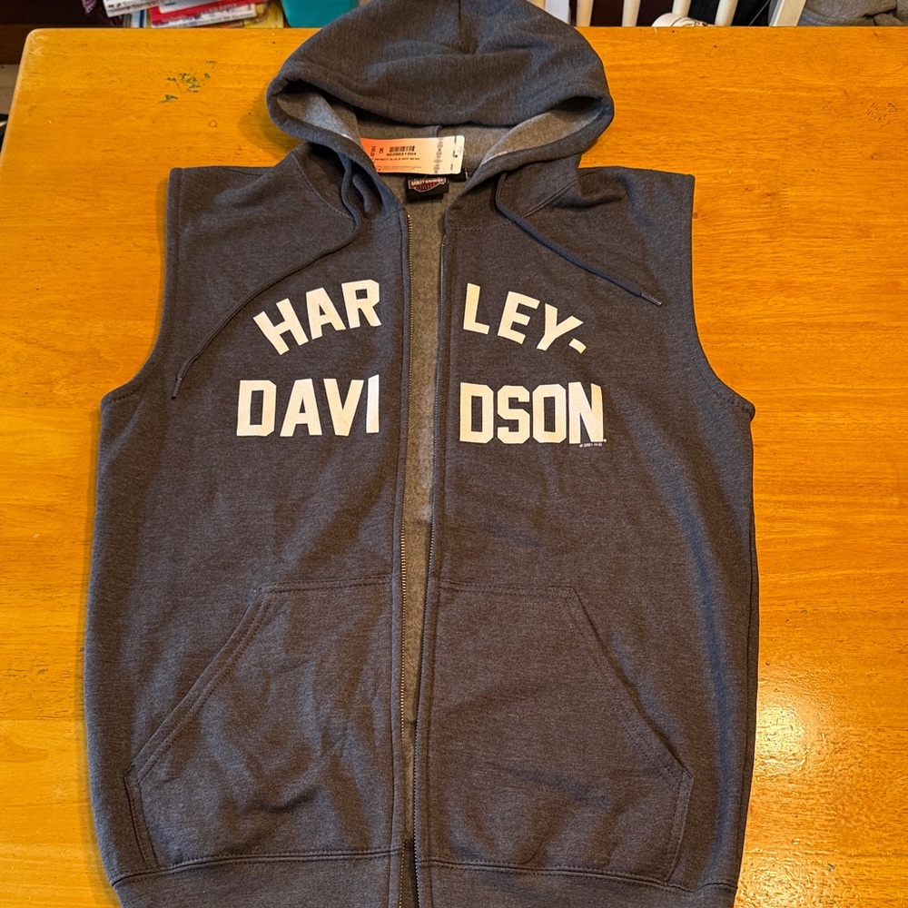 Harley Davidson men’s sleeveless hoodie. DOES NOT ZIP.
New with tag